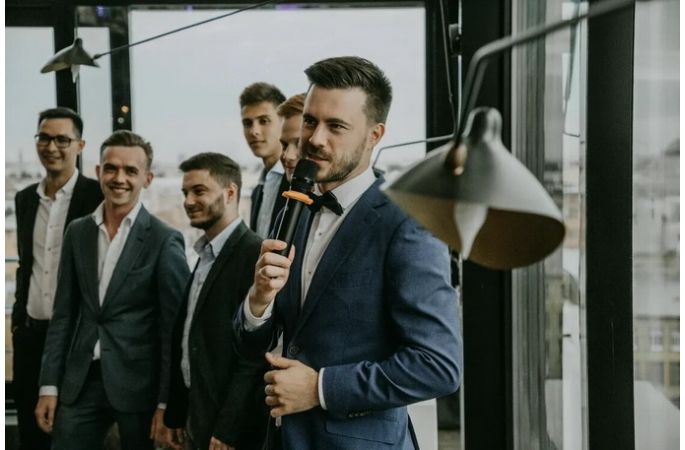 Ведущий Георгий Толстопятов