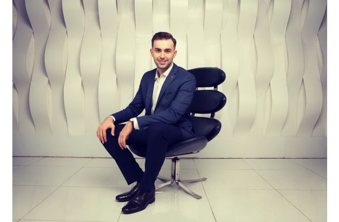 Ведущий Виталий Морозов